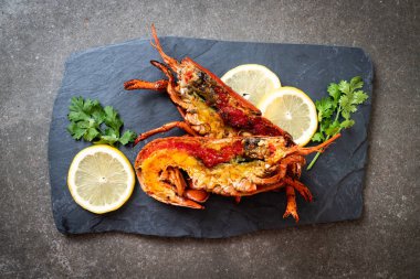 Limonlu ızgara ıstakoz biftek.