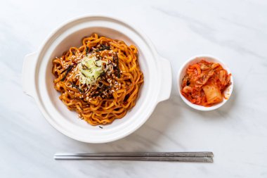 Kore sıcak ve baharatlı anlık noodle kimchi - Kore yemeği tarzı ile