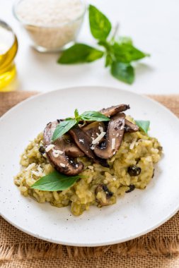 Pesto ve peynir ile ev yapımı Mantarlı Risotto