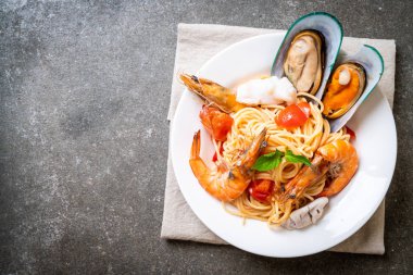 Deniz ürünleri makarna makarna midye, karides, Squis, midye ve domates - İtalyan yemeği tarzı ile