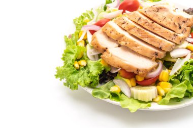 Tavuk göğsü beyaz arka plan üzerinde izole ile sağlıklı salata kasesi