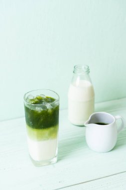 Buzlu kibrit yeşil sütlü latte.