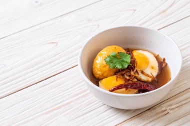 Tamarind soslu haşlanmış yumurta veya tatlı ve ekşi yumurta.