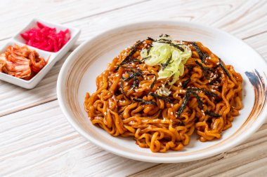 Kore sıcak ve baharatlı anlık noodle kimchi - Kore yemeği tarzı ile