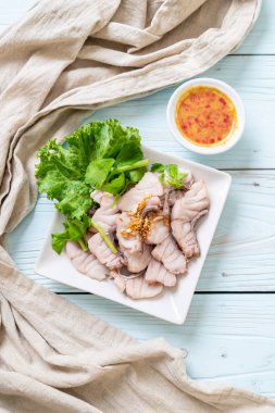 Soslu ve sebzeli haşlanmış balık sosu.