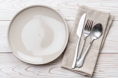 boş tabak kaşık çatal ve bıçak masada