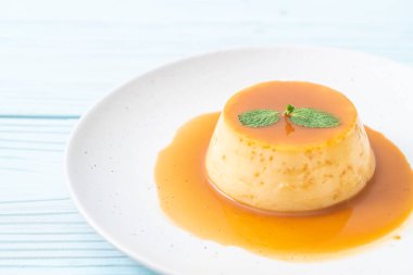 Naneli ev yapımı karamel kremalı puding.