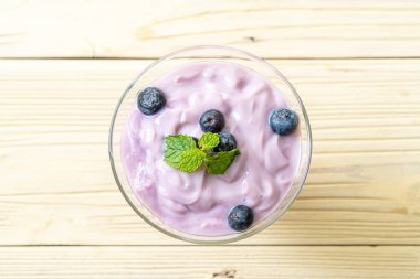 Taze yaban mersinli ev yapımı yoğurt