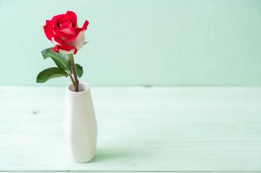 ahşap arka plan üzerinde kırmızı gül