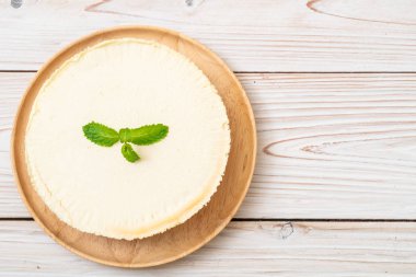 Ahşap zemin üzerine nane ile ev yapımı cheesecake