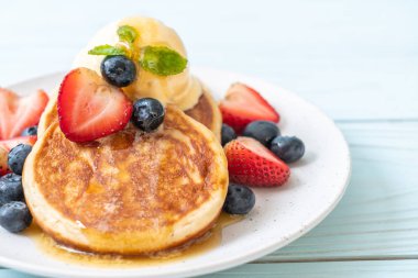 Yabanmersinli gözleme, çilek, bal ve vanilyalı dondurma.