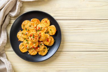 Sahanda yumurta yumuşak tofu sarımsak - sağlıklı, vegan ve sebze gıda tarzı