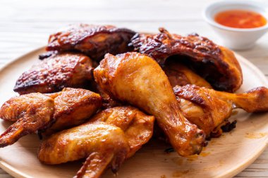 Masada ızgara ve ızgara tavuk.