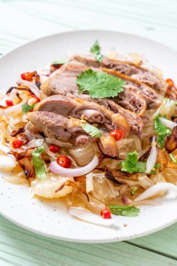 Kızarmış ördek - füzyon gıda tarzı ile pamelo baharatlı salata