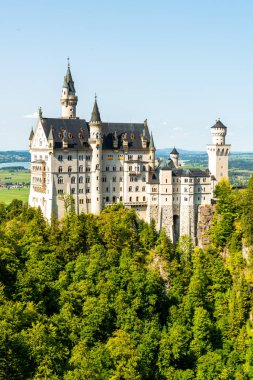 Neuschwanstein Şatosu Almanya'da Bavyera Alpleri, mavi gökyüzü ile güzel mimari