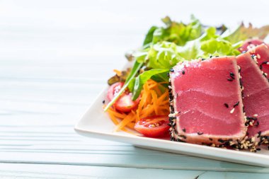 Taze ton balığı ve sebze salatası. Sağlıklı yemek.