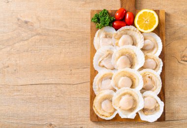 Ahşap tahta üzerinde taze kabuk tarak