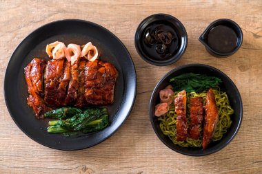 sebze erişte - Asya gıda tarzı ile kızarmış ördek