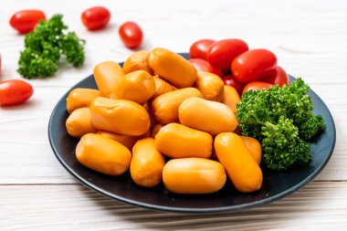 domuz eti kokteyl sosisi plaka üzerinde