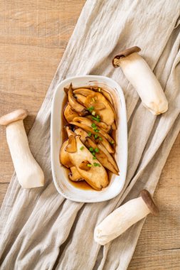 İstiridye soslu kızarmış kral istiridye mantarı. Sağlıklı, vejetaryen ya da vejetaryen yemek tarzı.