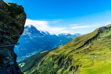 Güzel Alps dağ Grindelwald, İsviçre mavi gökyüzü ile