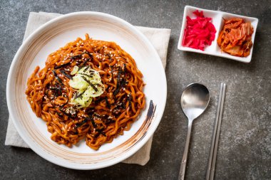 Kore sıcak ve baharatlı anlık noodle kimchi - Kore yemeği tarzı ile