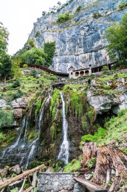 St. Beatus mağara ve şelaleler Thunersee, Sundlauenen İsviçre yukarıda.