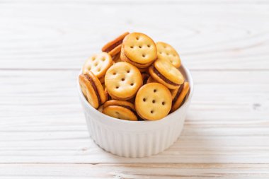 Hindistan cevizli bisküvi ve ananas reçeli.