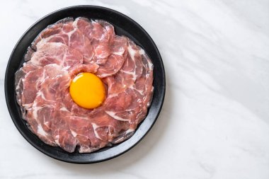 taze dilimlenmiş domuz ham yumurta pişirme veya shabu shabu ve sukiyaki yapma ile