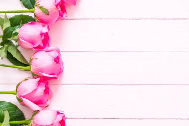 kopya alanı ahşap zemin üzerine vazo içinde pembe Gül