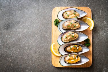 deniz ürünleri midye limon ve sarımsak ile