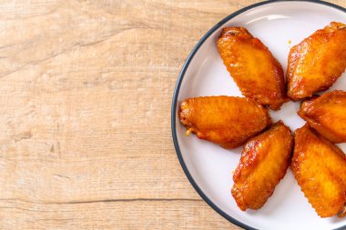 Barbekü tavuk kanadı sosu ile