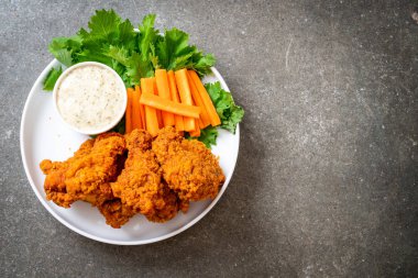 Sebzeli kızarmış tavuk kanadı.