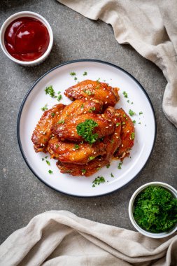 Beyaz susamlı ızgara tavuk kanadı.