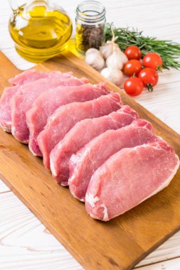 taze domuz ham filetosu ahşap tahta üzerinde