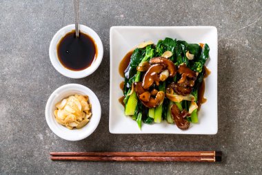 Sarımsaklı istiridye soslu kızarmış Hong Kong Kale heyecan