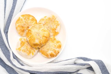 Barbekü domuz eti beyaz arka plan üzerinde - Asya geleneği gıda tarzı izole pies