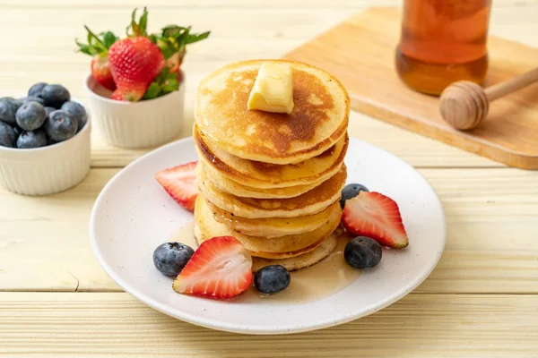 Pancake Butter Strawberries Blueberries Honey — Stock Photo, Image