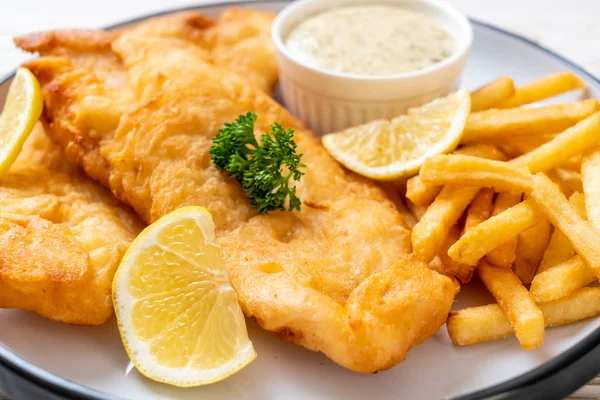 Balık ve patates kızartması. Sağlıksız yiyecekler.