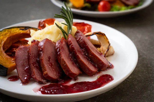 Pechuga Pato Parrilla Con Salsa Puré Patatas Verduras — Foto de Stock