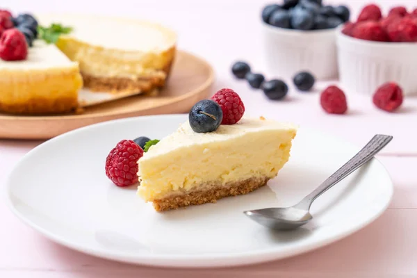 Tarta Queso Casera Con Frambuesas Frescas Arándanos —  Fotos de Stock