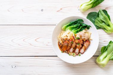 yumurta noodle ile kırmızı kavrulmuş domuz ve mantı - Asya gıda tarzı