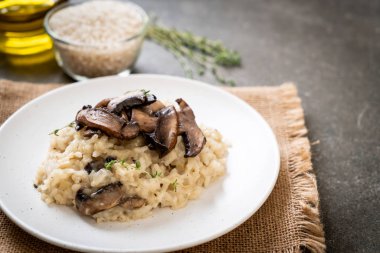 Mantar ve peynir ile ev yapımı risotto