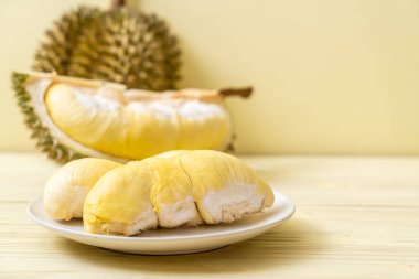 Ahşap zemin üzerinde taze Durian meyvesi
