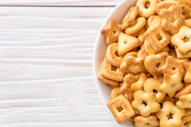 Kahveli bisküvi krakeri.