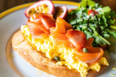 kek yumurta salatası tost ile somon füme