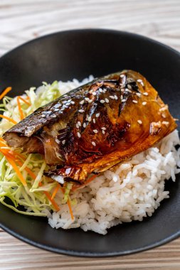 saba balık tepesinde tabağı - Japon tarzı üzerinde teriyaki soslu ızgara