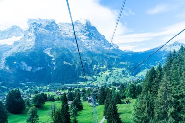 Teleferik görünümünden İsviçre köyde Grindelwald