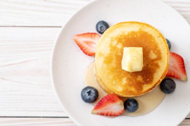 tereyağlı gözleme, çilek, yabanmersini ve bal