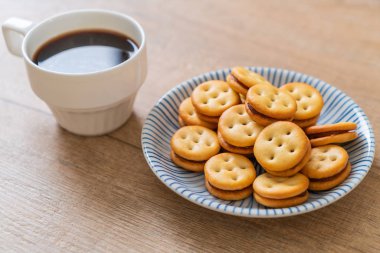 Hindistan cevizli bisküvi ve ananas reçeli.